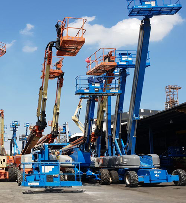 Vì sao phải sử dụng xe nâng người cắt kéo địa hình khi thi công trên cao