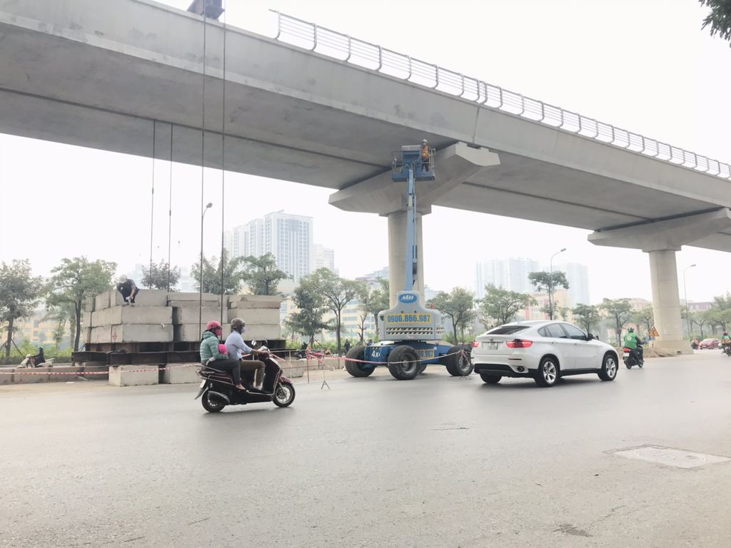 Xe nâng người thi công đường sắt Nhổn – Ga Hà Nội