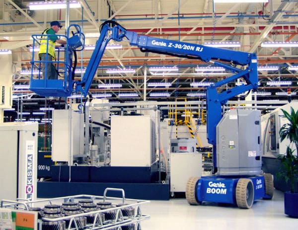 3 quy định về xe nâng người cần nắm rõ trước khi vận hành