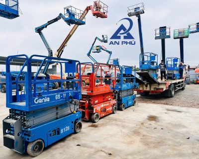 Xe nâng người làm việc trên cao