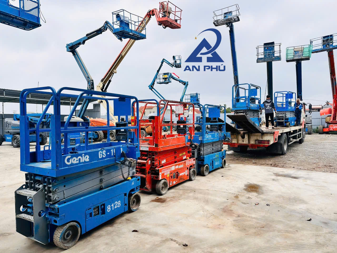 Xe nâng người làm việc trên cao